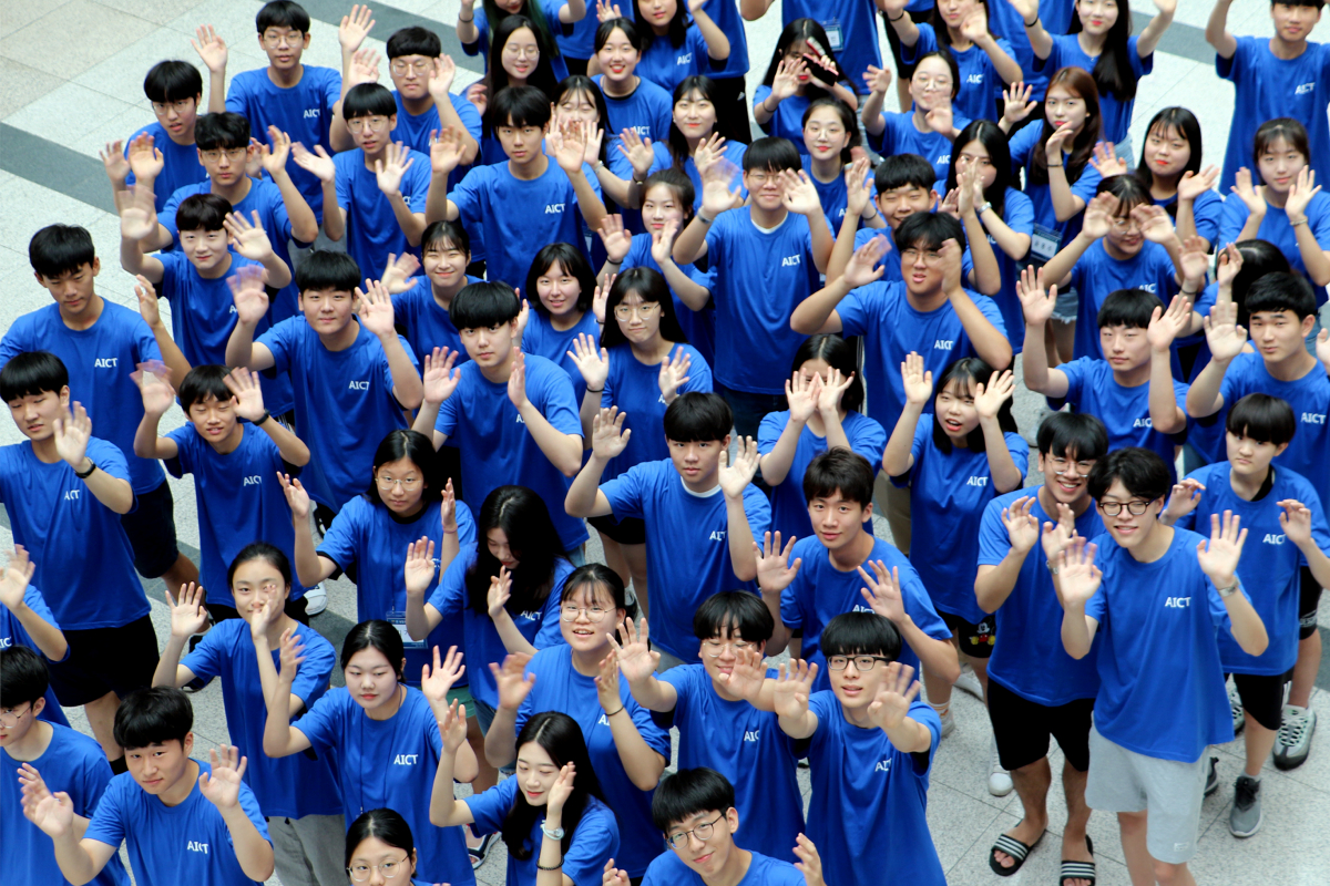 차세대융합기술연구원은 지난 2019년 7월 30일과 31일 제13회 서울대 융합과학청소년캠프를 실시하였다. 본 사진은 캠프에 참가한 청소년들이 손을 흔들며 단체사진을 찍고 있는 모습