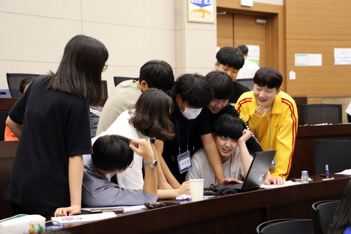 차세대융합기술연구원은 지난 2019년 7월 30일과 31일 제13회 서울대 융합과학청소년캠프를 실시하였다. 본 사진은 캠프에 참여한 학생들이 조를 이루어 체험활동에 대한 보고서를 함께 작성하는 모습이다.