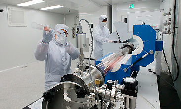 그래핀 융합기술 연구센터 - 실험실에서 연구하는 사진