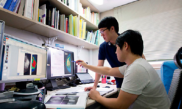 의료-IT 융합기술 연구실 - 모니터를 보면서 2명의 연구원이 회의하는 사진